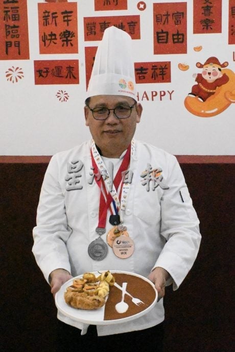 供星洲网：马口烹饪赛冠军，要以炸香蕉及炸年糕参加亚洲级别的美食赛，惟苦无经费