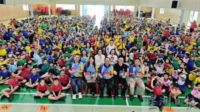 法医陈然致进入校园开讲 学生对“解剖”兴趣满满