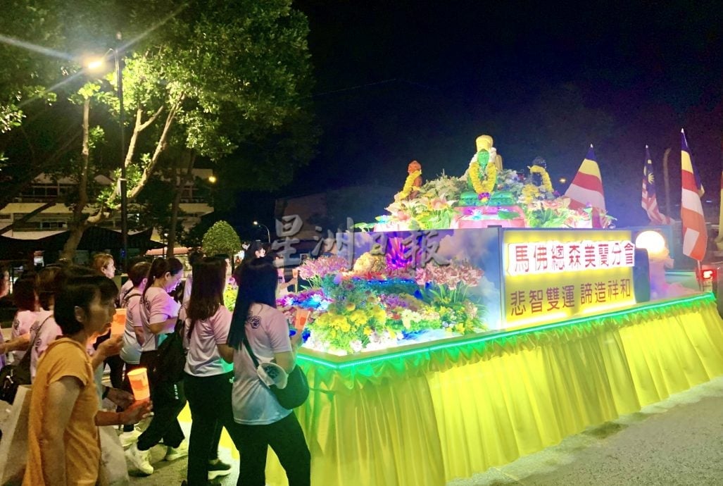 供星洲网：波德申：阔别28年波德申市区重见卫塞节花车游行，超过2000人参与