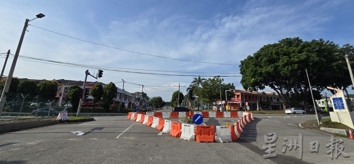 (古城封面主文/签发)榴梿洞葛市镇十字路口试验性禁止右转 首日顺利 交通有改善