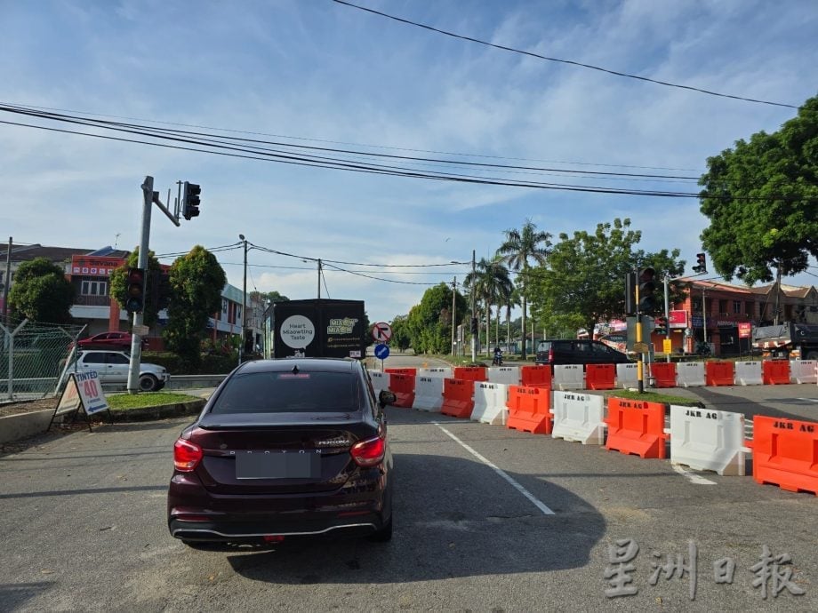 （古城封面主文／签发）榴梿洞葛市镇十字路口试验性禁止右转 首日顺利 交通有改善