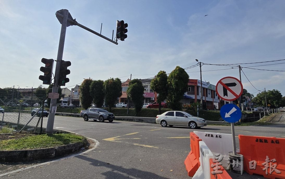 (古城封面主文/签发)榴梿洞葛市镇十字路口试验性禁止右转 首日顺利 交通有改善