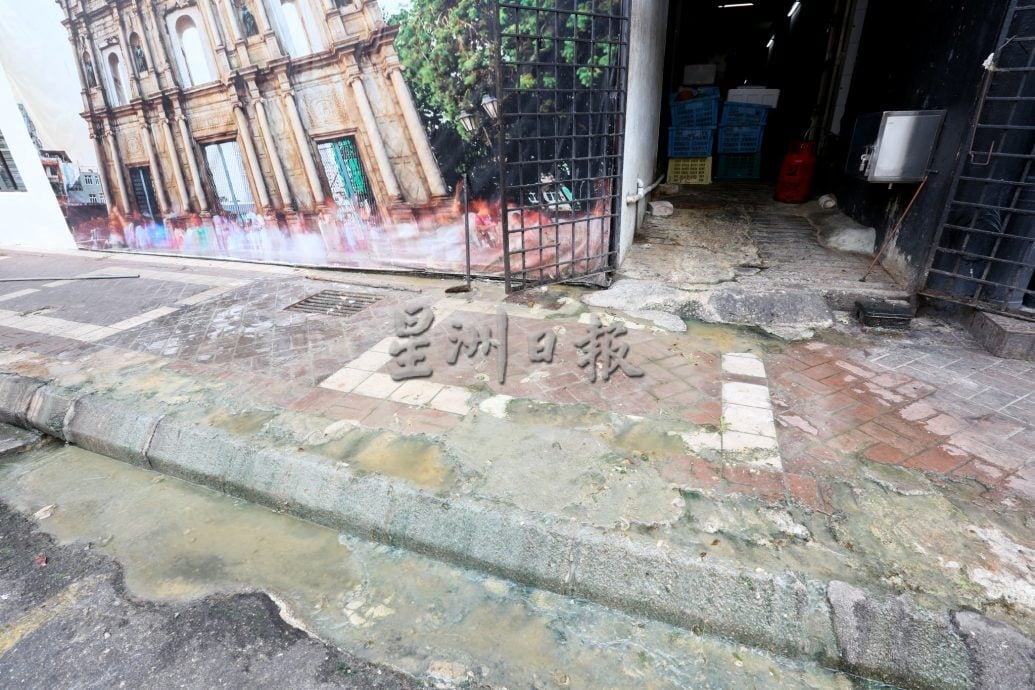大都会（版3头）/黎正兴：排污管阻塞造成污水溢出污染环境／8图