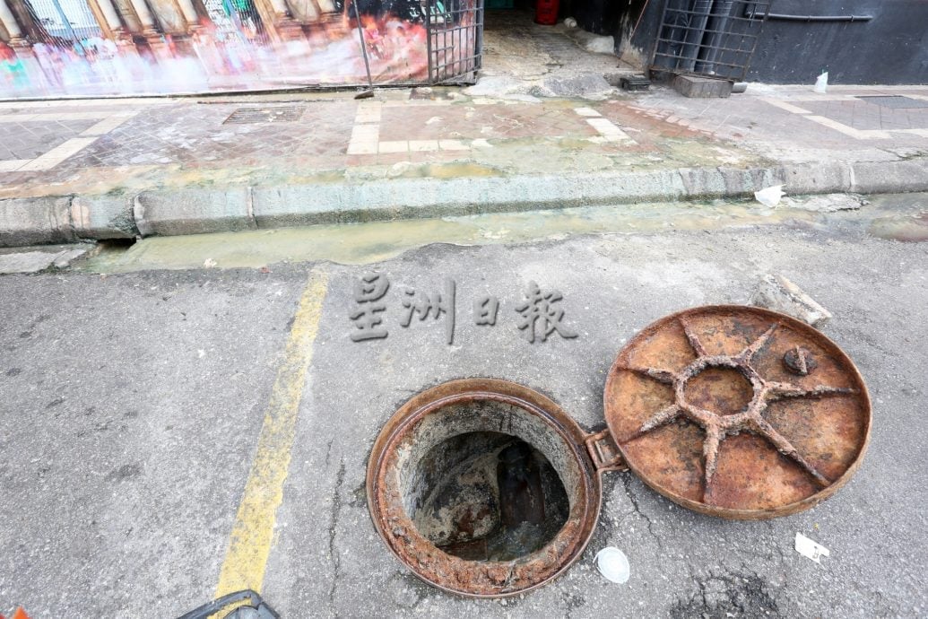 大都会(版3头)/黎正兴:排污管阻塞造成污水溢出污染环境/8图
