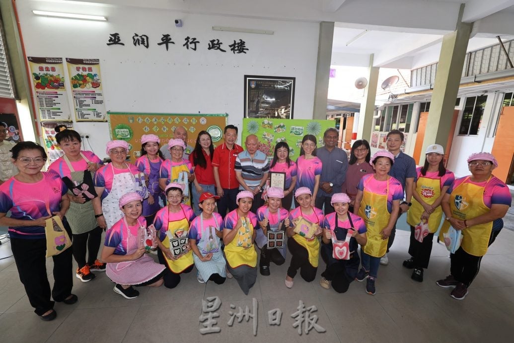 供星洲网/粽香飘校园 中英华小各族师生齐裹粽