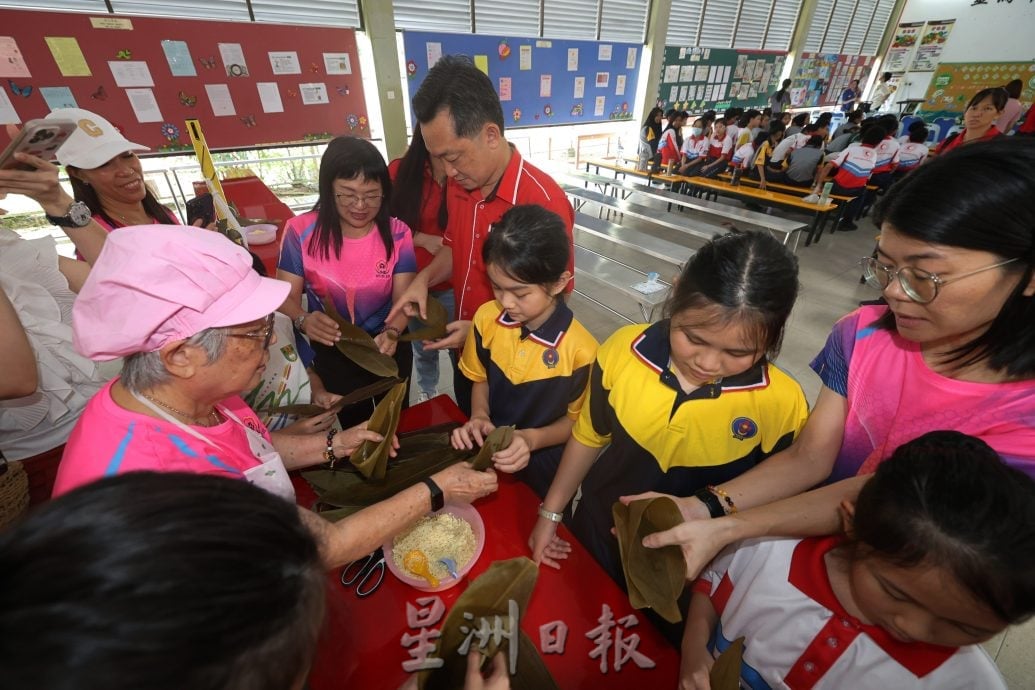 供星洲网/粽香飘校园 中英华小各族师生齐裹粽
