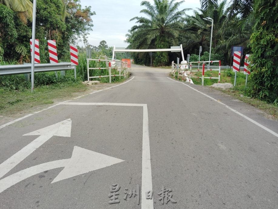 **已签发**柔:头条之一:结束5天“生命”!限高栏频频被撞 才更换几天又倒了