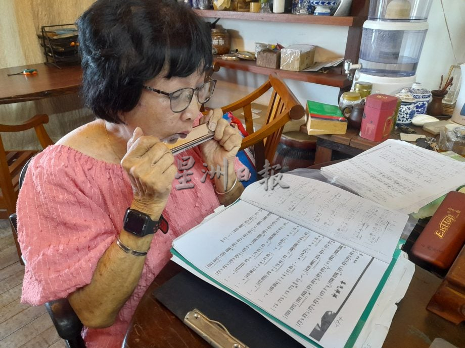 ★15/5见报  乐活频道／ 每周六练习口琴，传承吕书成音乐精神