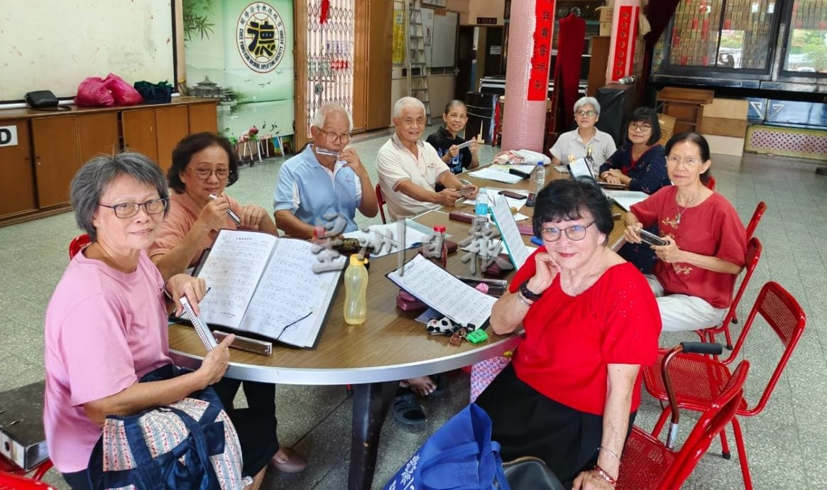 ★15/5见报  乐活频道／ 每周六练习口琴，传承吕书成音乐精神