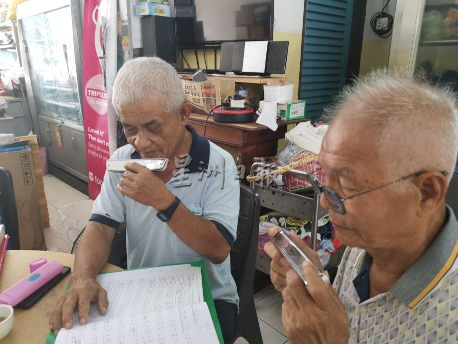 ★15/5见报  乐活频道／ 每周六练习口琴，传承吕书成音乐精神