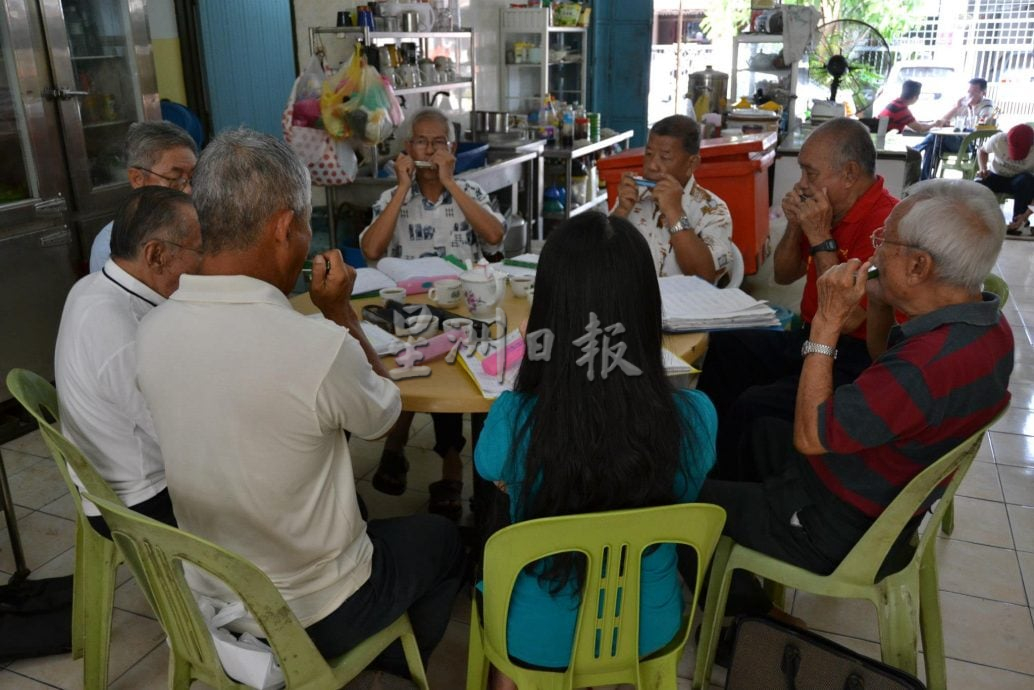 ★15/5见报  乐活频道／ 每周六练习口琴，传承吕书成音乐精神