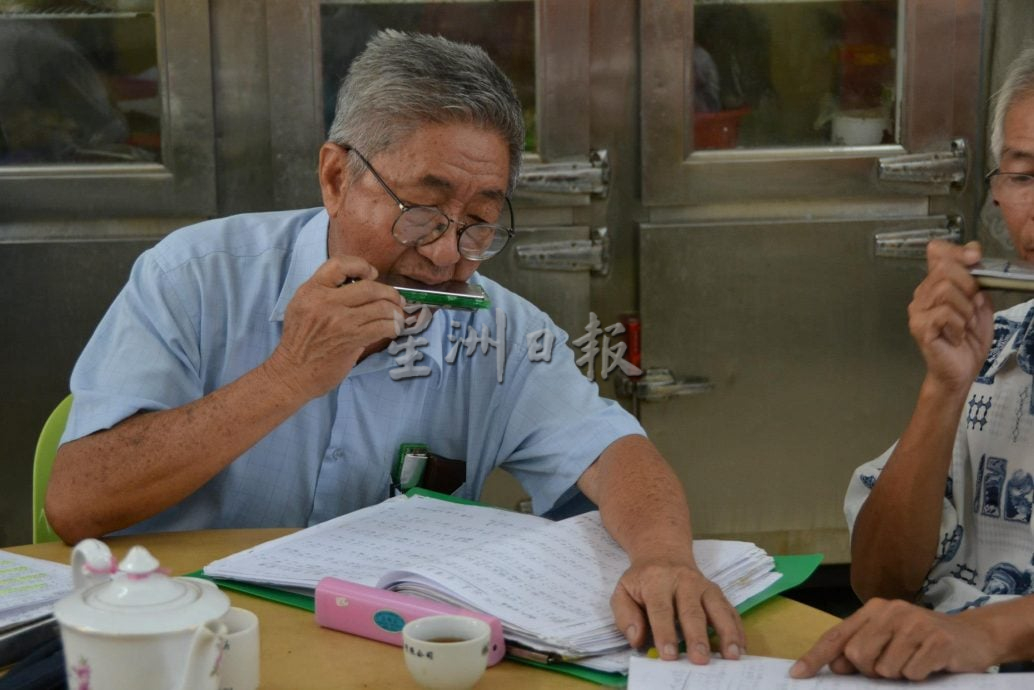 ★15/5见报  乐活频道／ 每周六练习口琴，传承吕书成音乐精神