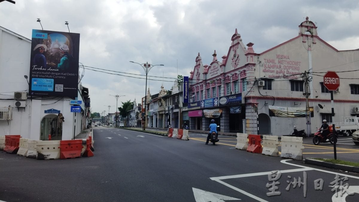 霹/第二版头/已签/保障民众通行安全 金宝务边街2路口关闭