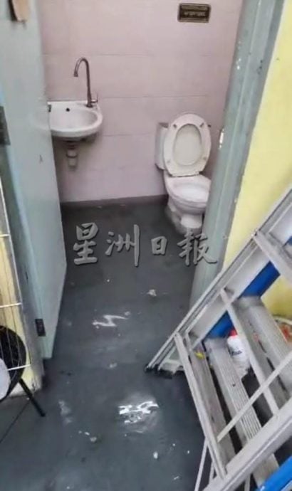 已签发/大都会（版2头）/蕉赖11哩大路，沟渠堵塞，水流倒溢从店屋后面涌进店内