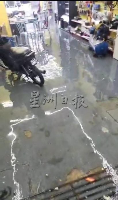 已签发/大都会（版2头）/蕉赖11哩大路，沟渠堵塞，水流倒溢从店屋后面涌进店内