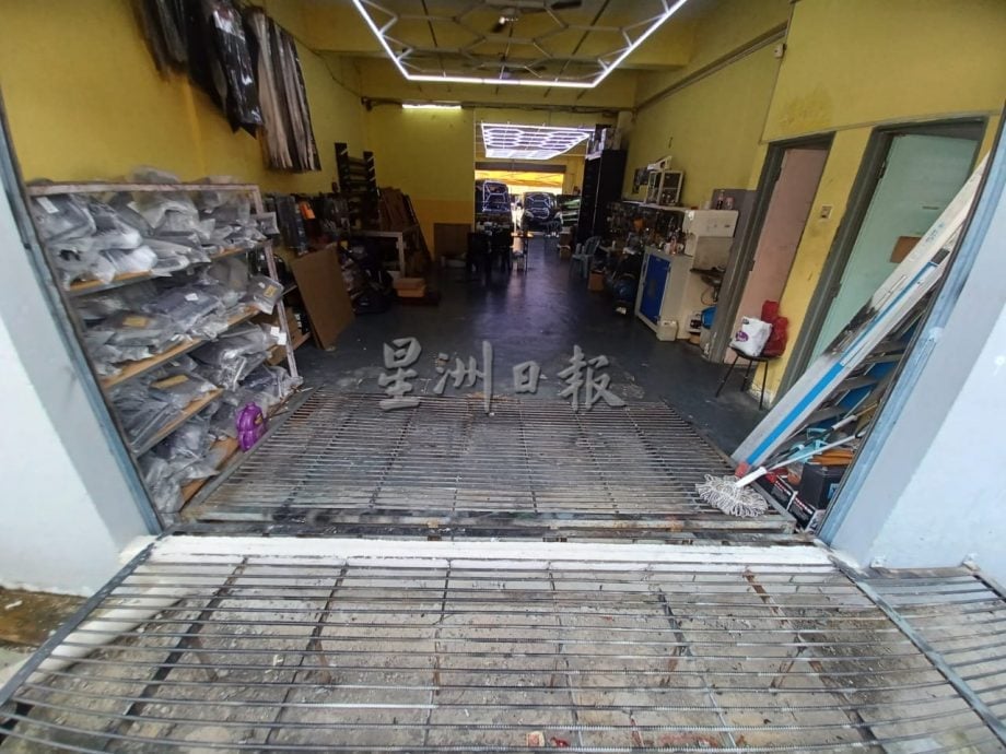 已签发/大都会（版2头）/蕉赖11哩大路，沟渠堵塞，水流倒溢从店屋后面涌进店内