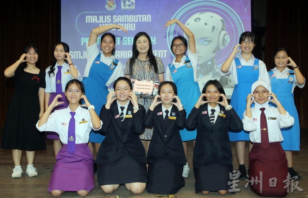 圣母华中教师节惊喜欢腾 学生听声猜老师