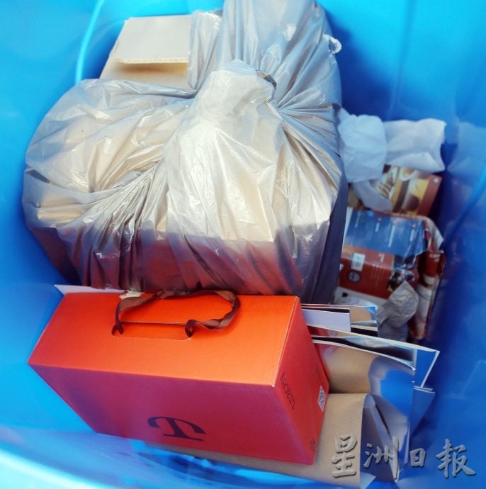 设回收桶收循环物资 霹购物中心推环保见效