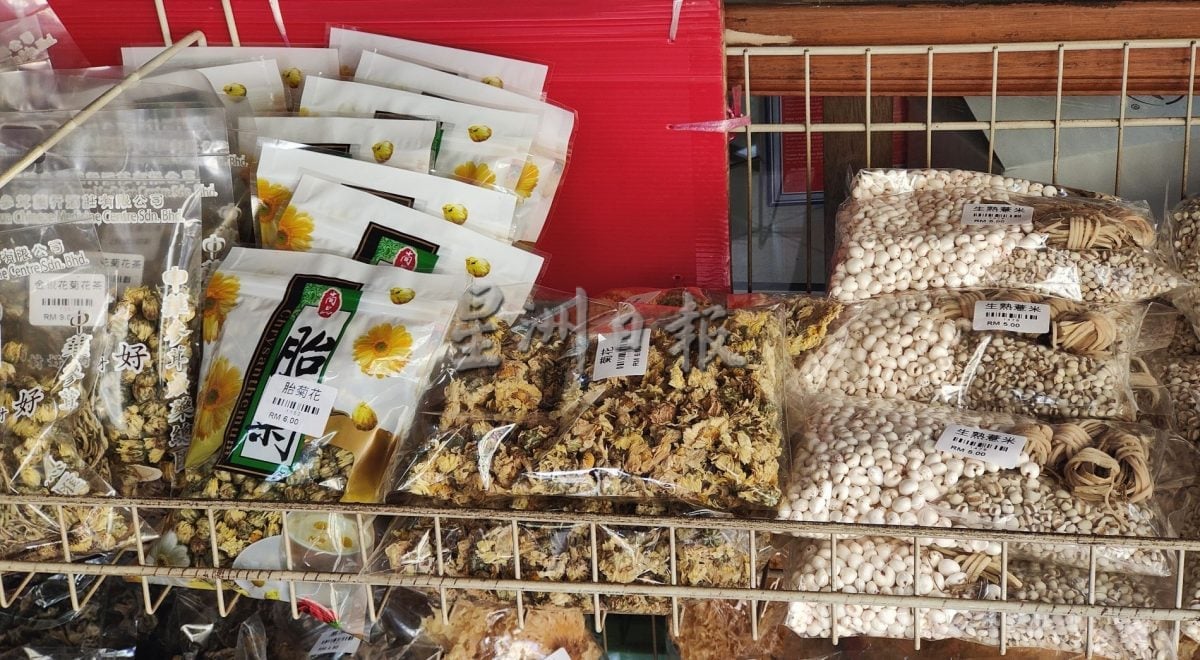 （古城封面主文）天气酷热·凉茶冰饮成消暑神器
