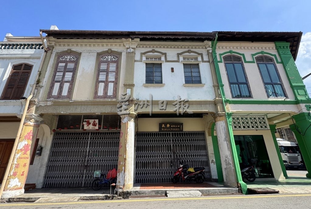 （古城封底主文）《用眼睛去旅游》：吉灵街