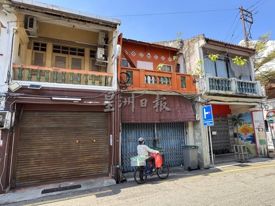 （古城封底主文）《用眼睛去旅游》：吉灵街