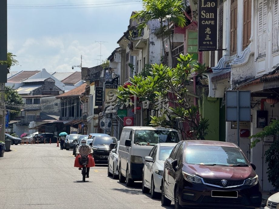 （古城封底主文）《用眼睛去旅游》：吉灵街