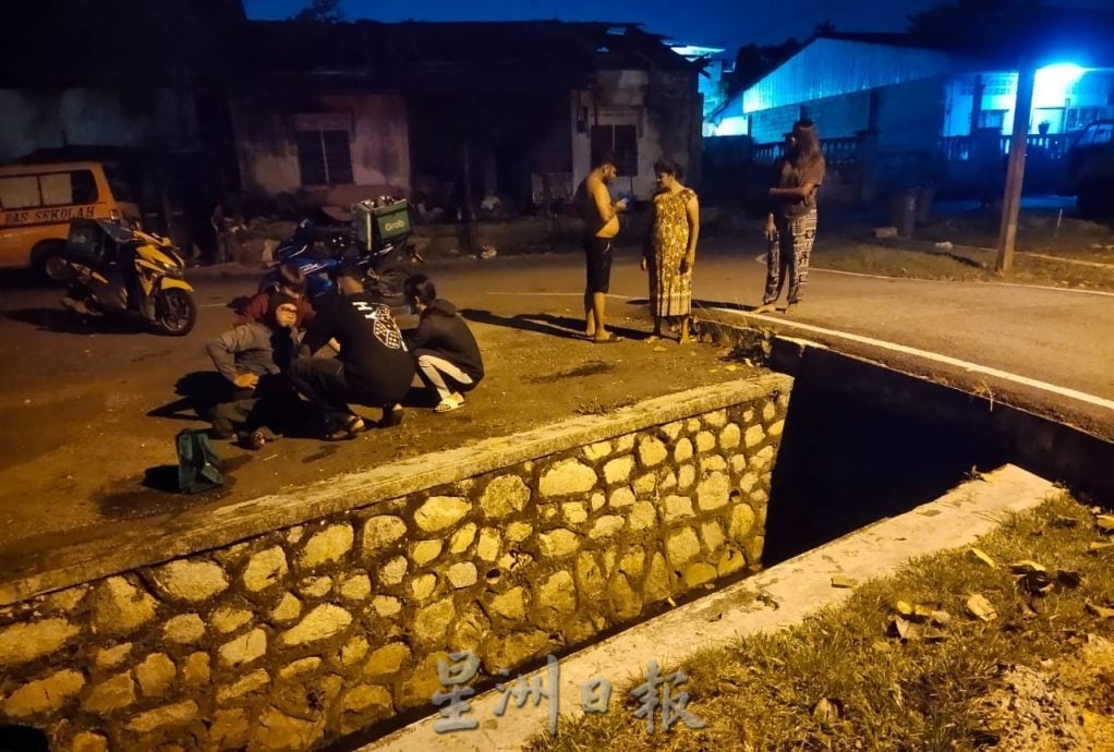 **已签发**柔:第二版头:民生特工队〡路桥零护栏路边车胎被偷,古来1巷民生问题一箩筐