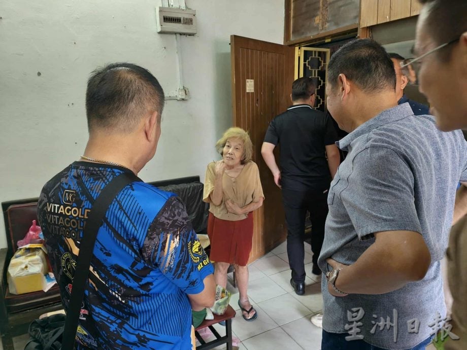 东：丹州伊党拥护者大会堂协助将患病的长者沈来福，安顿到三娘善心老人院。