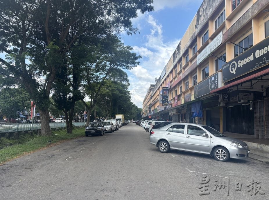 **已签发**柔:第三版次头:拉美士县会料月尾试跑停车费系统 受访民众:毫不知情