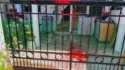 男子欠赌债   岳父家被泼漆
