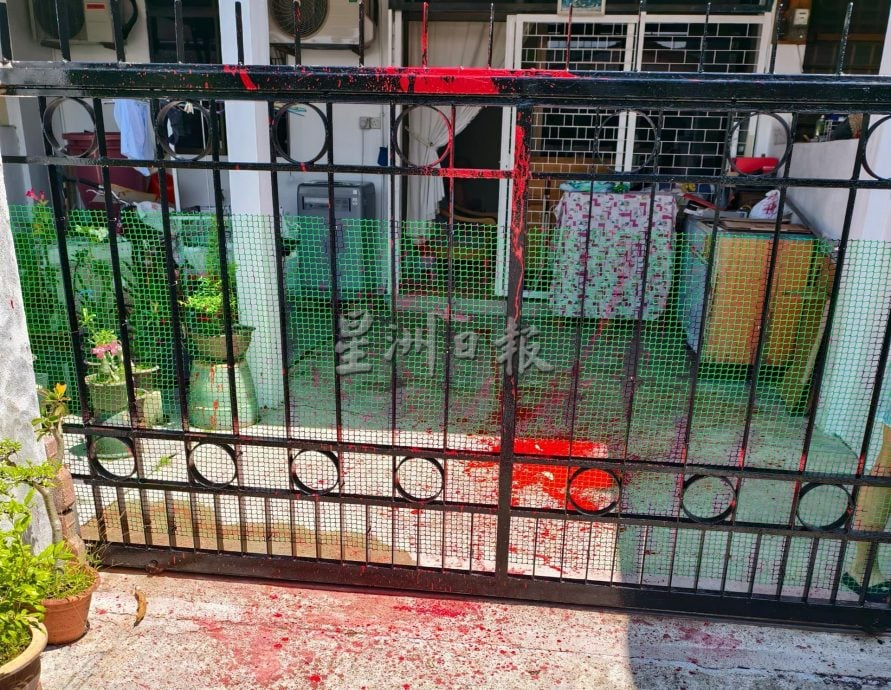 （大北马） 男子欠赌债  岳父家被泼漆