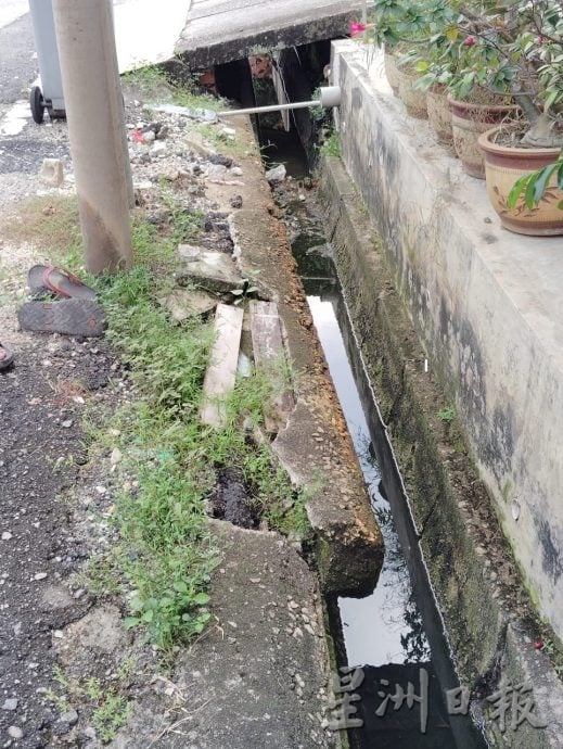 **已签发**柔:头条之一:巴口新村路面如贴“膏药” 危害公路使用者安全