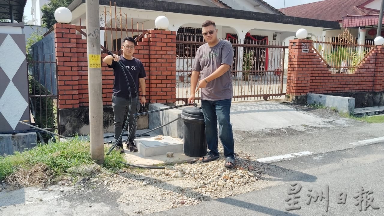 **已签发**柔:头条之一:巴口新村路面如贴“膏药” 危害公路使用者安全