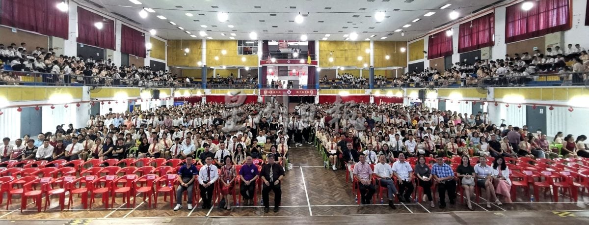 芙中成年礼 学生感恩父母 场面催泪