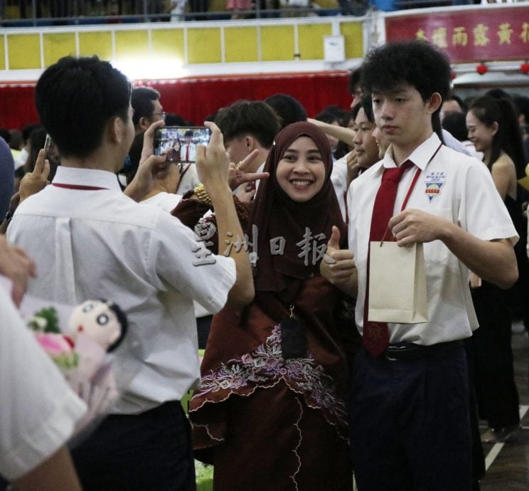 芙中成年礼 学生感恩父母 场面催泪