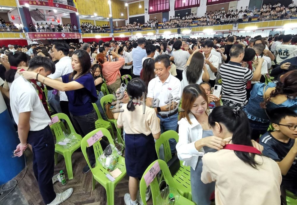 芙中成年礼 学生感恩父母 场面催泪