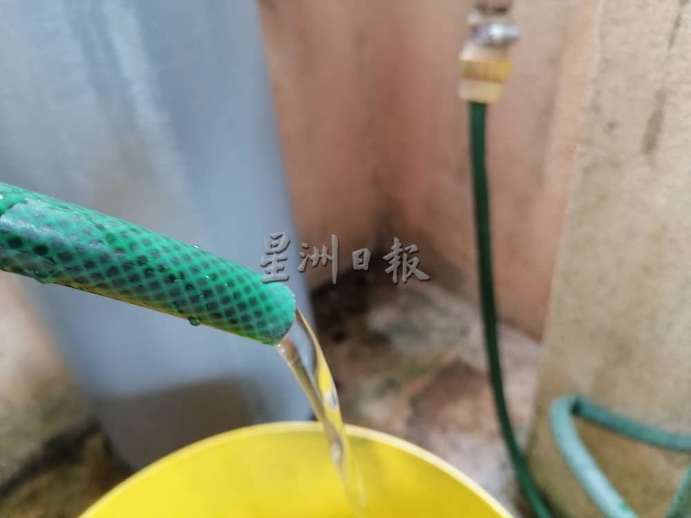 两周内第4次爆水管,富门花园350用户水供中断。