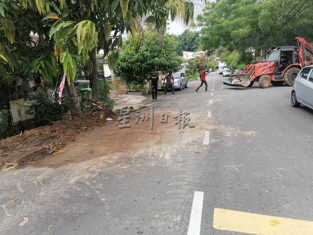 两周内第4次爆水管,富门花园350用户水供中断。