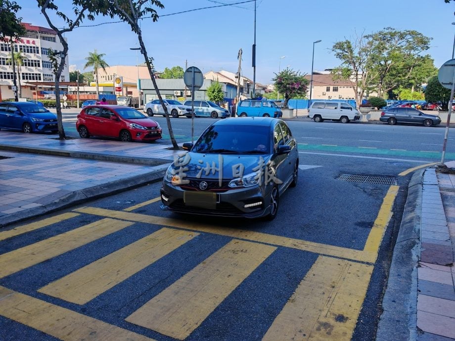 (古城版)摩托车从敦马么路逆行左转往甘榜乌鲁,市政厅拟设路牌明确禁止左转