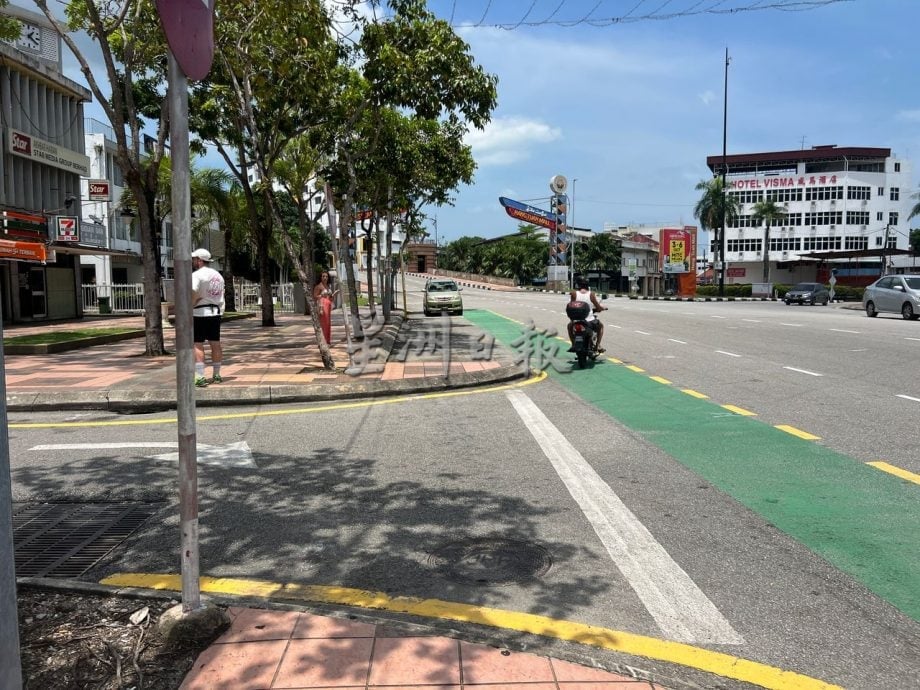 （古城版）摩托车从敦马么路逆行左转往甘榜乌鲁，市政厅拟设路牌明确禁止左转