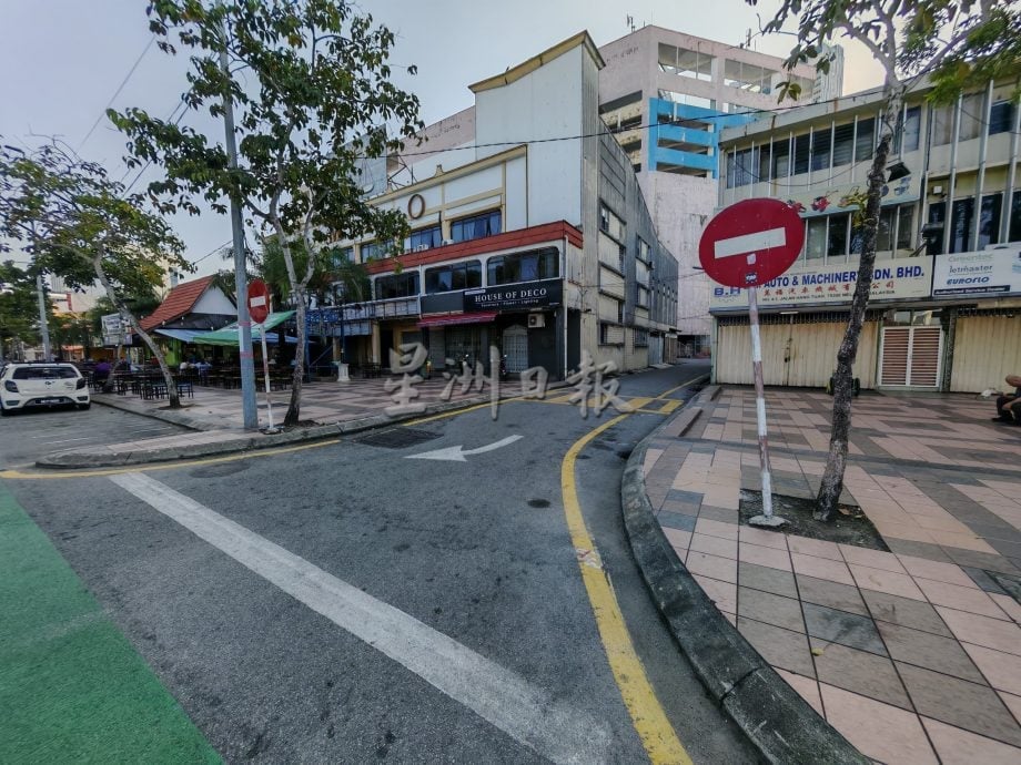 (古城版)摩托车从敦马么路逆行左转往甘榜乌鲁,市政厅拟设路牌明确禁止左转
