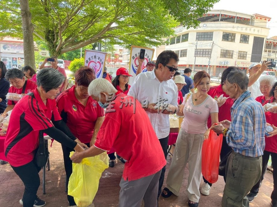 森善之家派150份物资 拿督闻人携家人儿孙关怀弱势长者