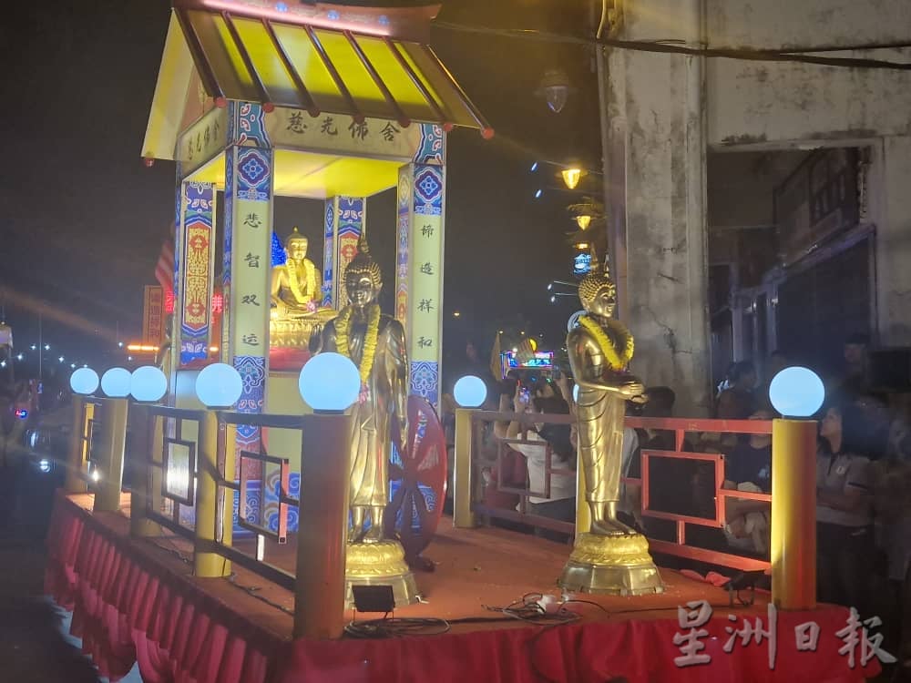 （已签发）柔：**版头**居銮卫塞节花车游行   逾千民众共沾法喜 