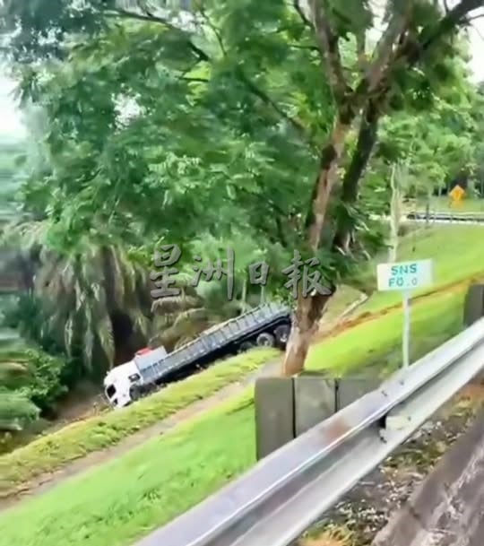 (已签发)柔:超车酿罗里冲下坡意外 女司机警局备案