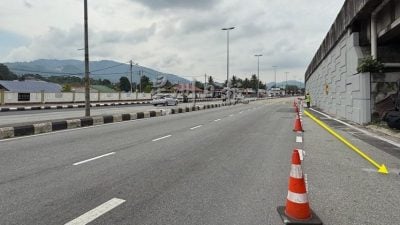 花5万建好水沟   罗里违停 压爆沟盖