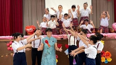 中国公学欢送郑秀美荣休   教师节庆典温馨感人