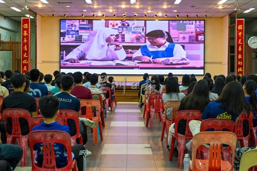 东:为了帮助学生建立正确的网络使用观念,吉兰丹中华独中举办《安全上网与脱瘾》专题讲座,邀请资深心理辅导师梁婷婷主讲,为学生带来一场结合真实案例、互动测评与心理反思的深度分享。