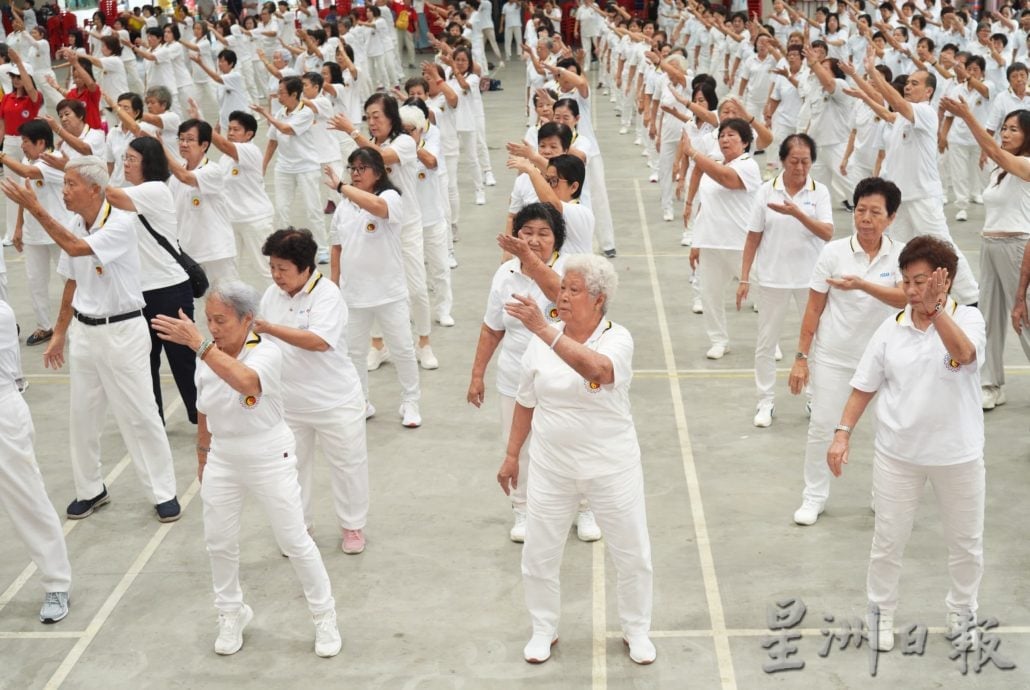 马泰626人齐进行太极气功十八式 大汇操场面壮观