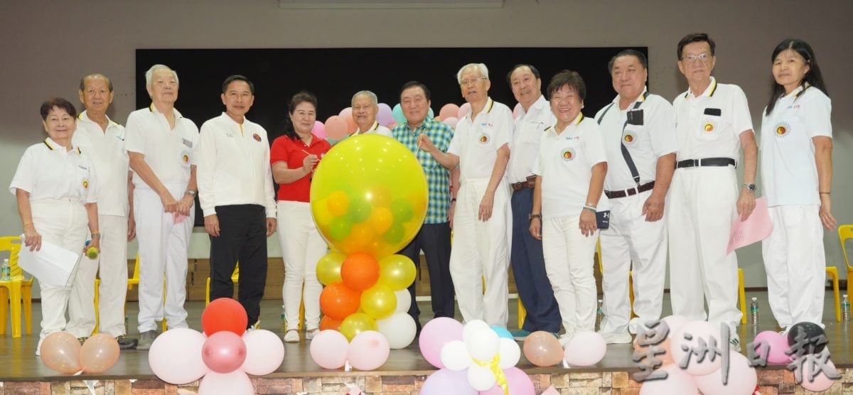 马泰626人齐进行太极气功十八式 大汇操场面壮观