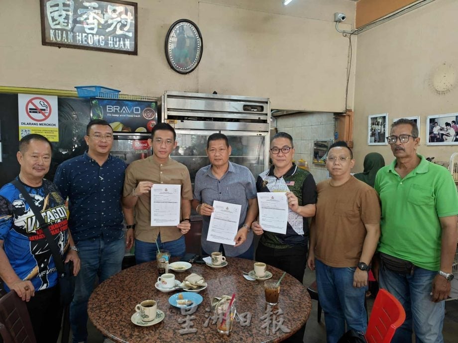 东:丹州政府将发放每人500令吉的特别奖励金予政府考试优异生,丹州伊党拥护者大会堂也呼吁非穆斯林优异生不要错过申请的机会,并将根据名单逐一联络他们尽快申请。